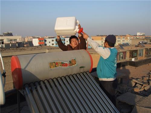 太阳能清洗能赚钱不，太阳能{gx}环保除垢剂，太阳能专业清洗技术