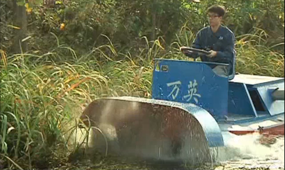 泰州割草船|除草船找万英全液压式小型水面割草船