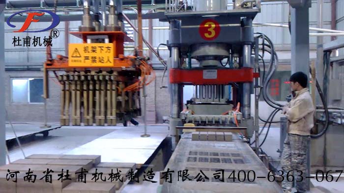 湖南全自動耐火材料壓磚機設備L可壓制標型或異型耐火磚原始圖片2