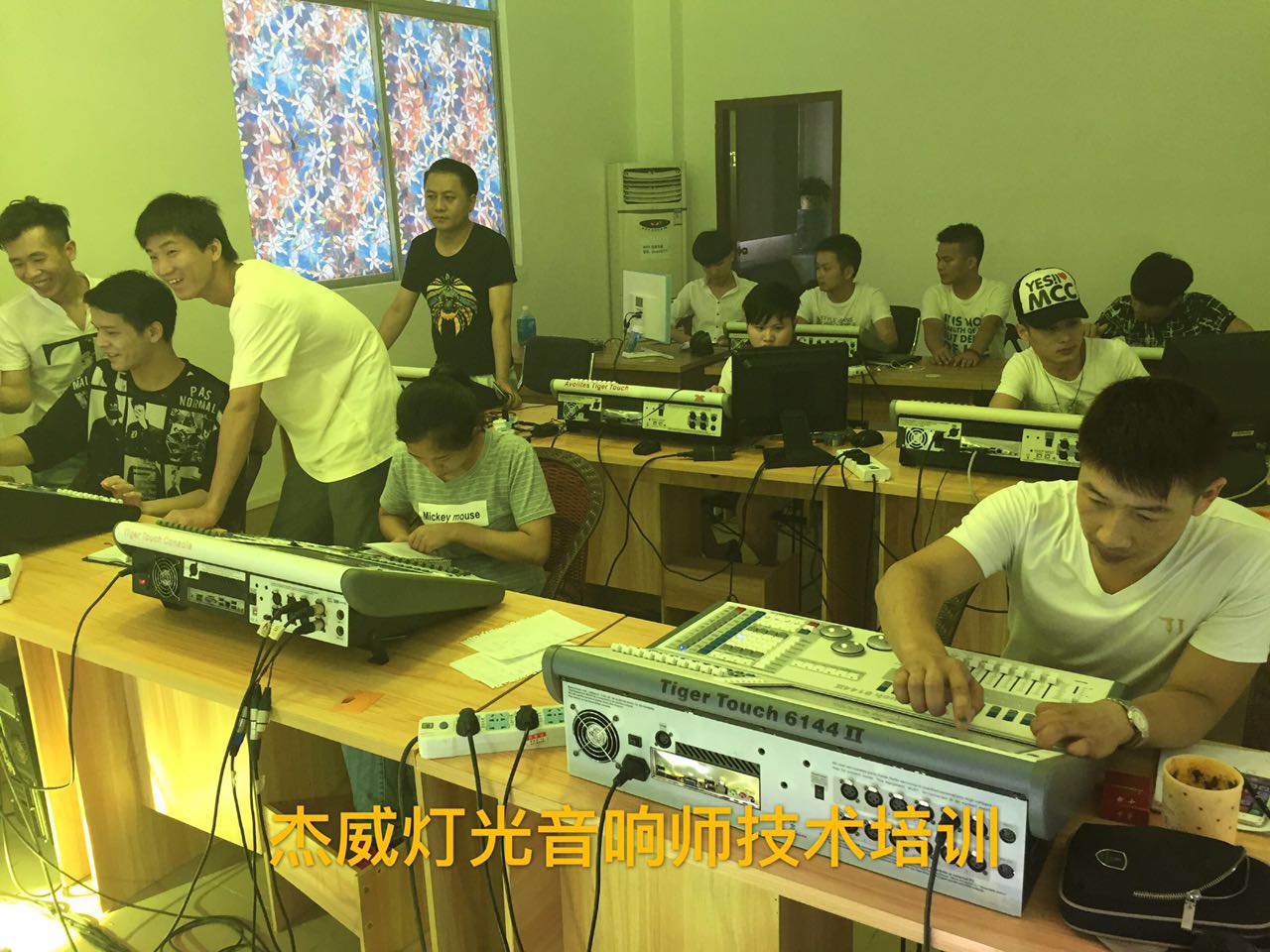 舞臺(tái)燈光師培訓(xùn)演出燈光師培訓(xùn)活動(dòng)燈光師培訓(xùn)開場(chǎng)燈光秀培訓(xùn)原始圖片3