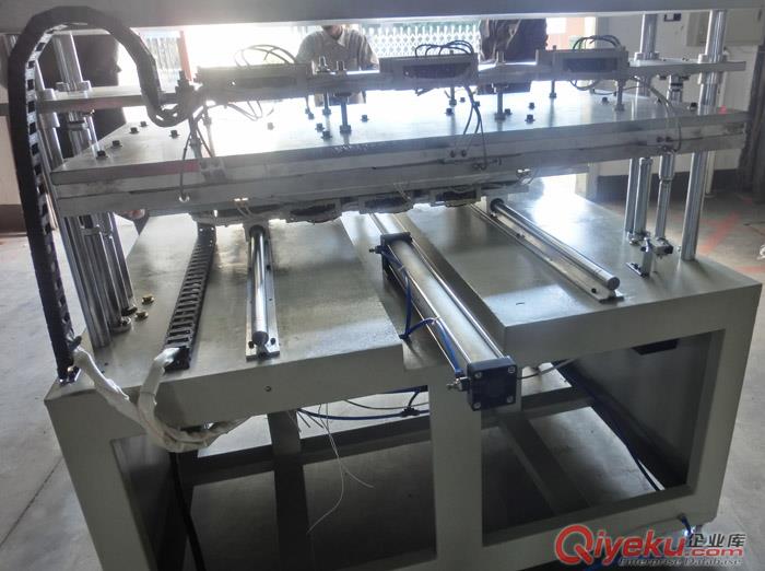 億力機械供應無縫工藝燙壓機、無痕內褲整燙設備，服裝燙壓機
