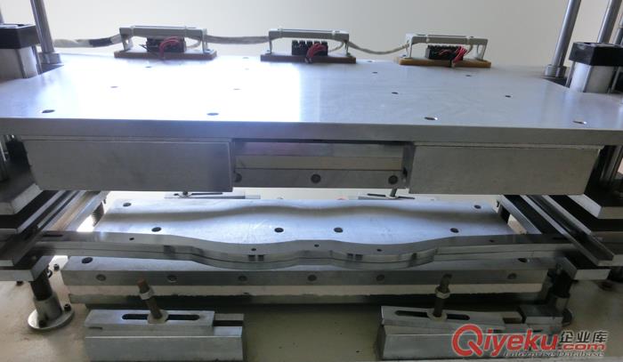 億力機(jī)械供應(yīng)無縫胸圍定型機(jī)、一件成型無縫內(nèi)衣定型機(jī)、罩杯機(jī)