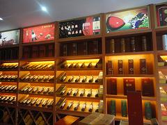 采購化妝品展柜當選尚典|烤漆展柜制作