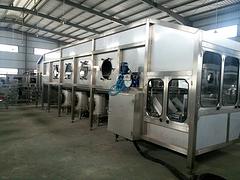 桶裝水罐裝機(jī)專賣店：廣東上等水廠2000桶自動(dòng)灌裝機(jī)產(chǎn)線設(shè)備哪里有供應(yīng)