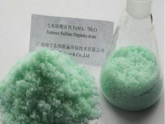 南寧固體聚合硫酸鐵生產(chǎn)廠家，【廠家直銷】價位合理的造紙廠廢水處理聚合硫酸鐵
