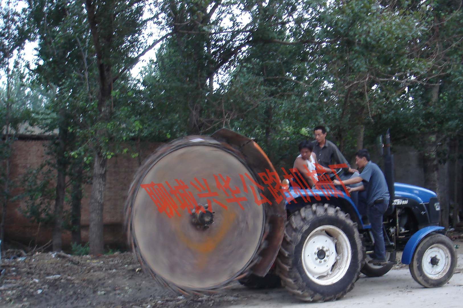 輪盤開溝機(jī)廠家租賃供應(yīng)在興華公路機(jī)械廠