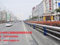 品牌好的不銹鋼/碳素鋼復(fù)合管防撞欄桿制造公司，好看的不銹鋼/碳素鋼復(fù)合管防撞欄桿