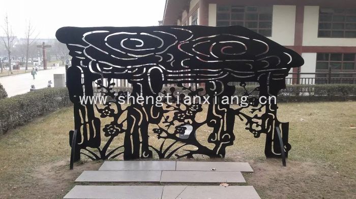 鏤空不銹鋼雕塑實(shí)景圖原始圖片2