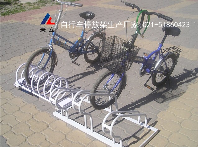 公園人行道旁設螺旋自行車停放架