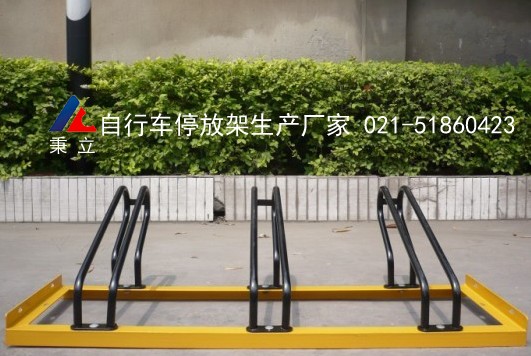 公園人行道旁設螺旋自行車停放架