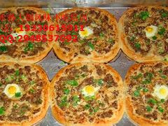 特色小吃學(xué)校哪家好_掉渣餅的制作方法，想學(xué)掉渣餅就到保定徐水孫大媽小吃培訓(xùn)學(xué)校