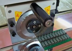 鼠標(biāo)分板機(jī)、  導(dǎo)航儀pcb板分板機(jī)，SMTfly-1M原始圖片2