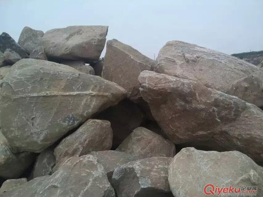 青島龜紋石，青島千層石，青島水紋石，青島假山石。假山安裝湖岸制作