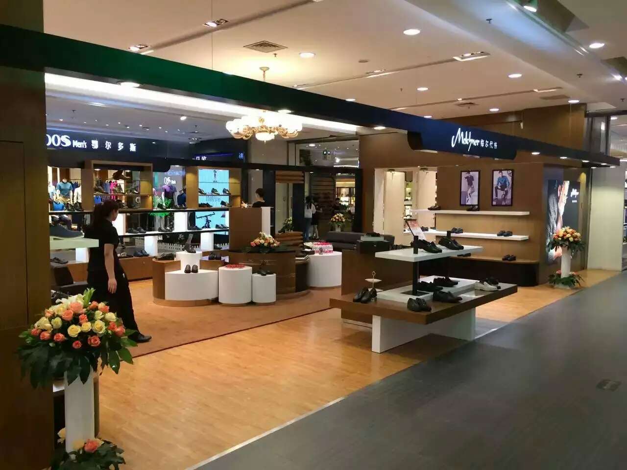 太原王府井梅爾代格鞋店展柜裝修