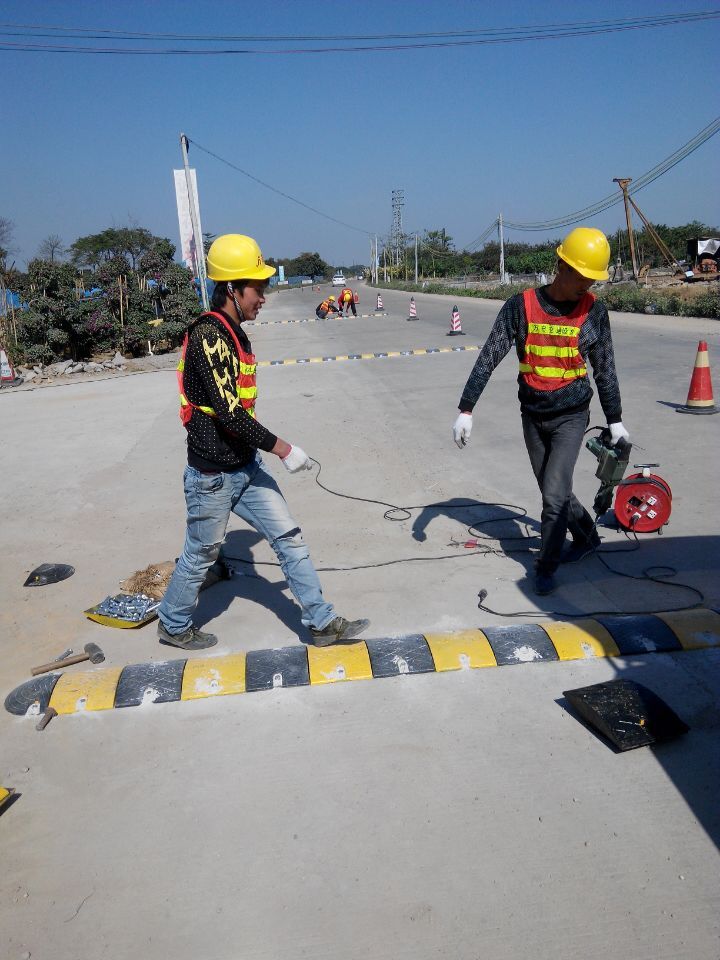 供应道路交通安全施配套设施/供应减速带