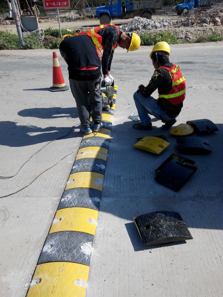 供应道路交通安全施配套设施/供应减速带