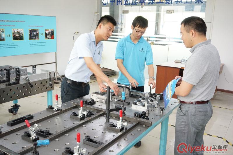 三維柔性焊接工裝平臺(tái)、與機(jī)器人配套